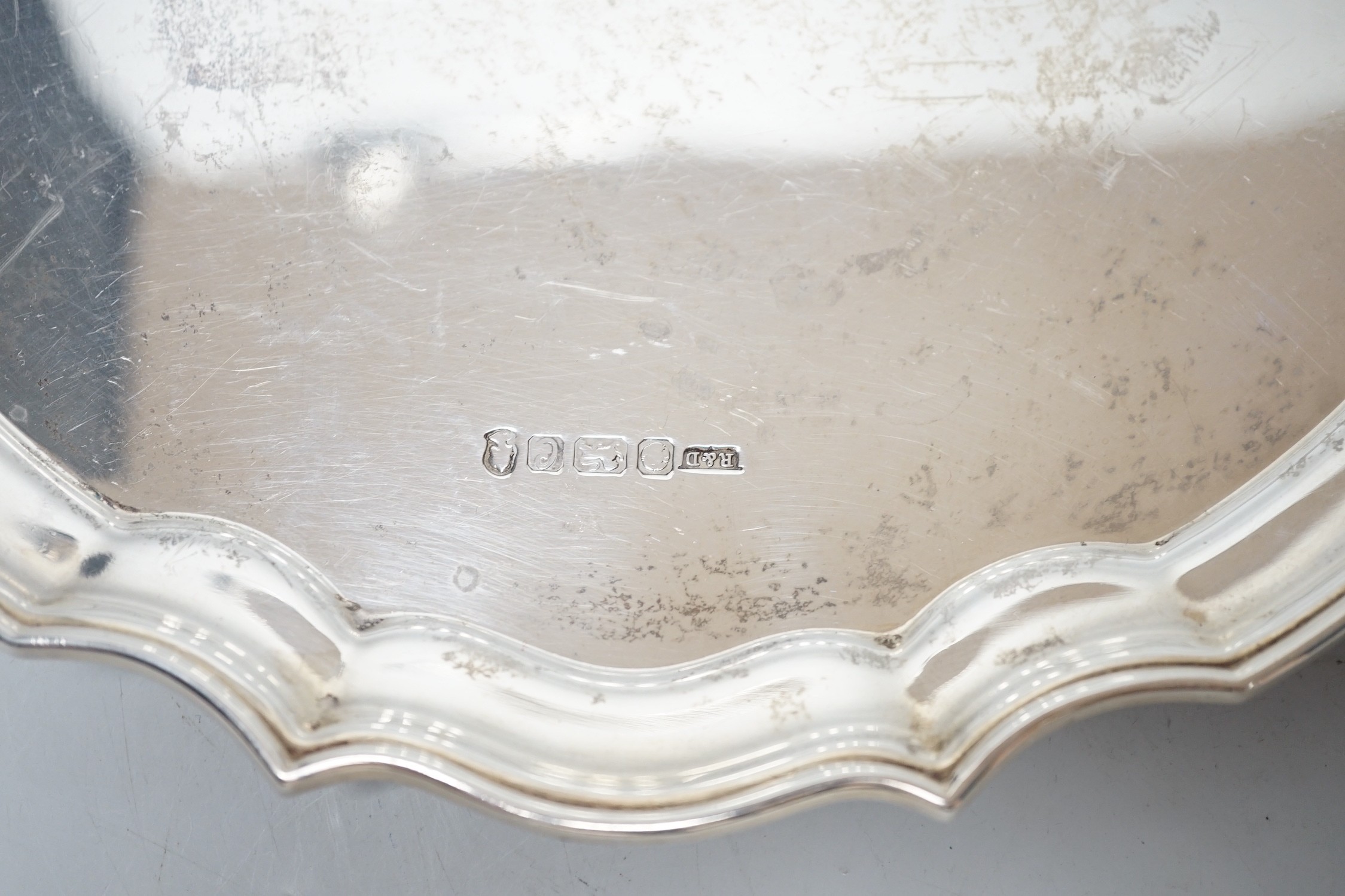 An Elizabeth II silver salver, with pie crust border, Roberts & Dore, Sheffield, 1977, 25.4cm, 14.1oz.
